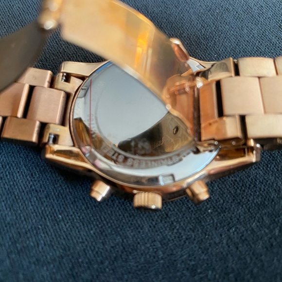 Michel Kors rose gold watch ( need battery) - Picture 2 of 5